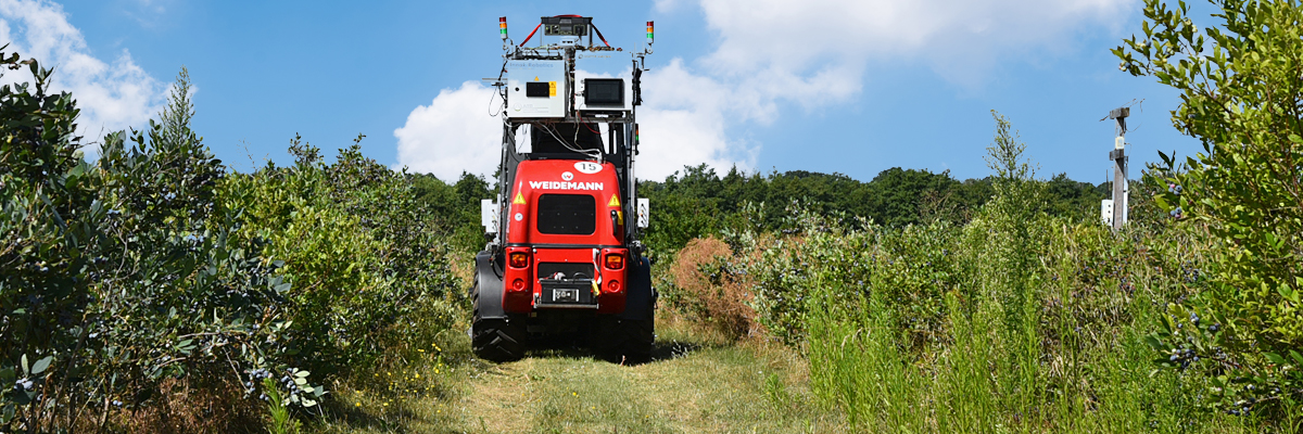 Bild: SunBot - Funktionsmuster eines autonom fahrenden, elektrisch angetriebenen Traktors mit elektrischem Mähwerk