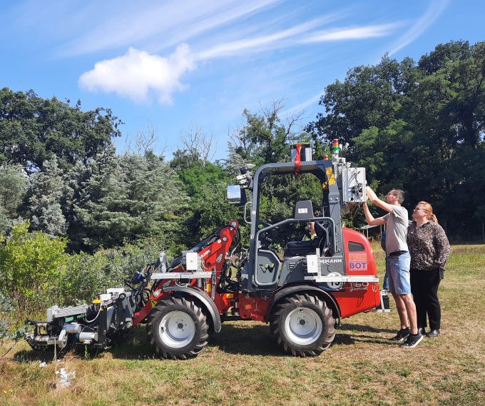 Letzte Vorbereitungen am selbstfahrenden E-Traktor "SunBot" 