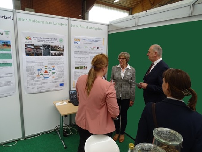 Ministerpräsident Woidke beim Besuch des EIP-Standes