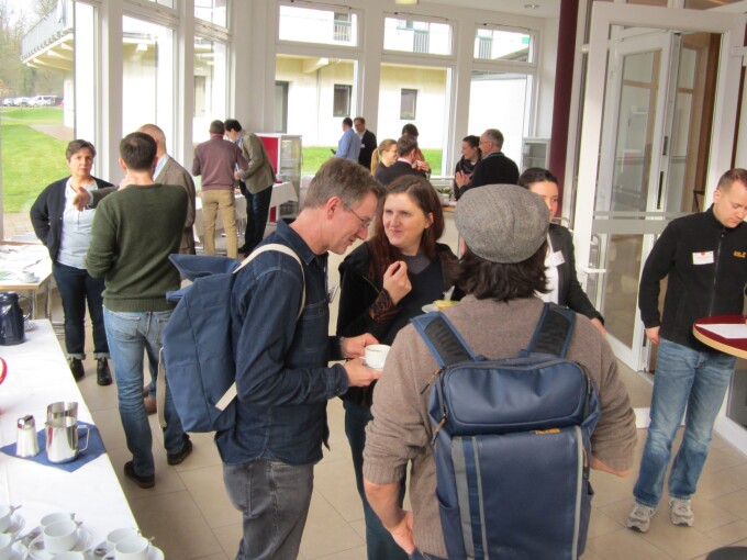 Angeregte Diskussionen im Foyer