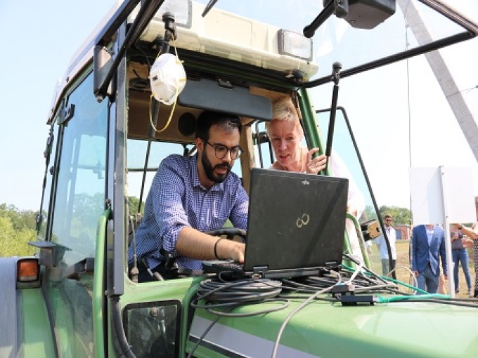 Vorführung des am Traktor montierten Laserscanners